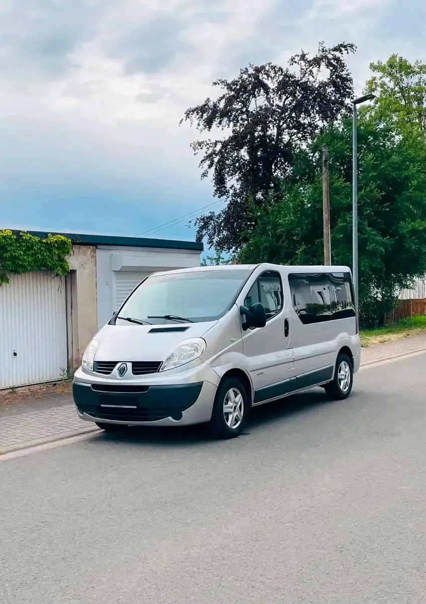 Gebraucht Renault Trafic 115 PS (84 kW) 2014 Silber Van / Kleinbus