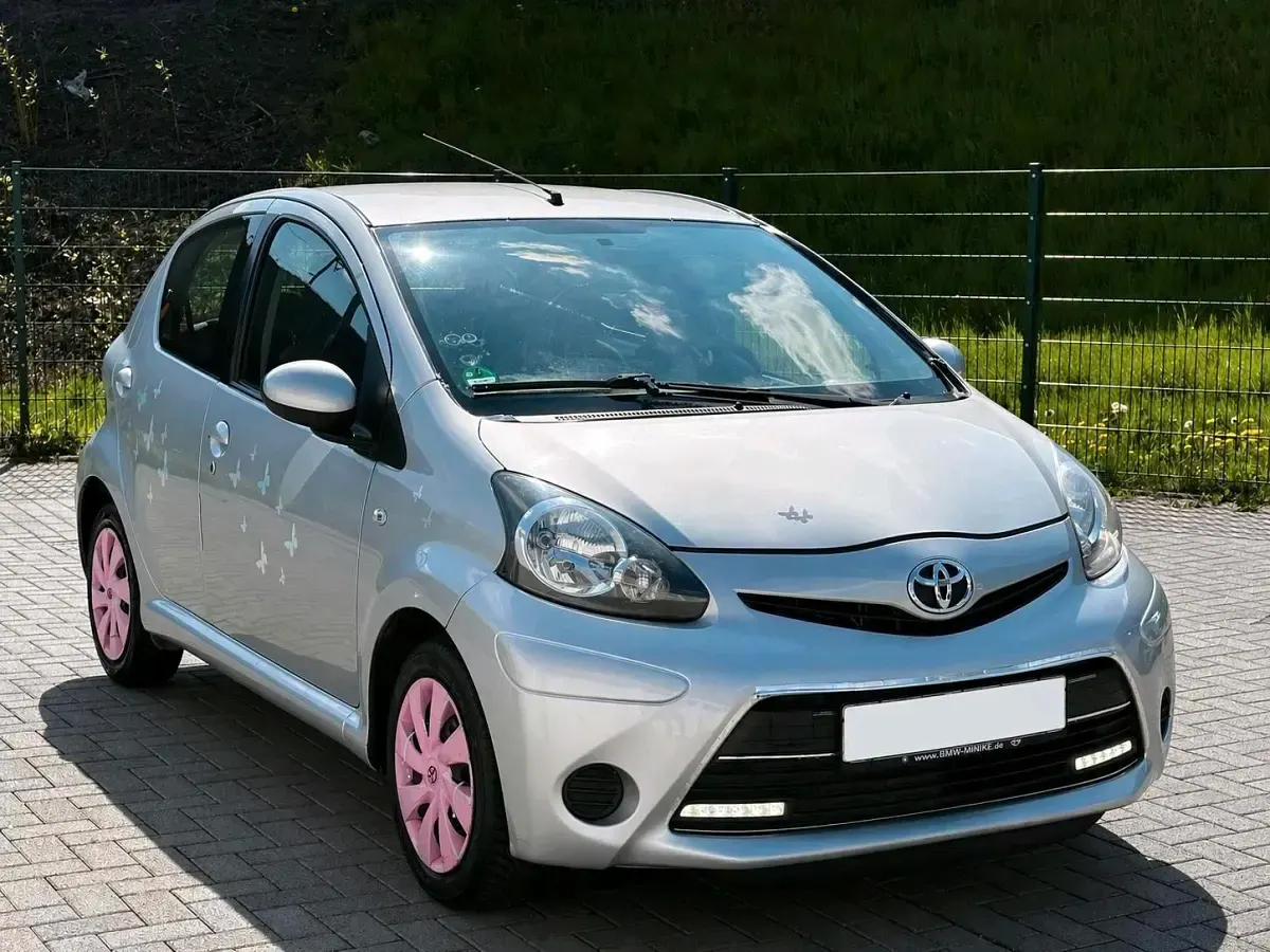 Gebraucht Toyota Aygo 68 PS (50 kW) 2012 Silber Kleinwagen