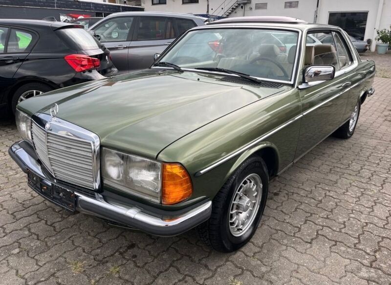 Grün Gebraucht 1983 Mercedes 230 Coupé | 8.499 € - Bild 1/4