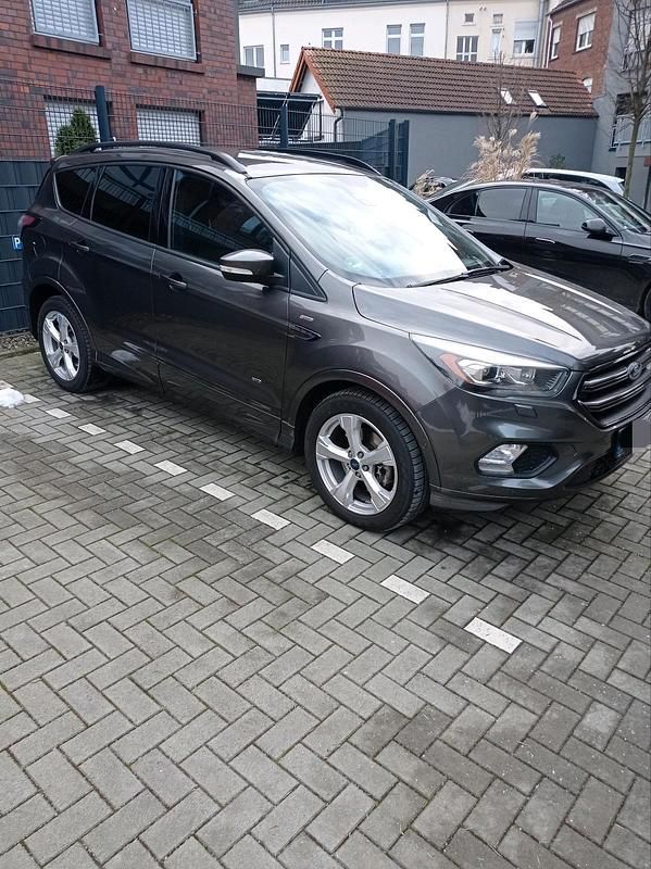 Grau Gebraucht 2017 Ford Kuga ST-Line SUV | 13.000 € (Guter Preis) - Bild 1/4
