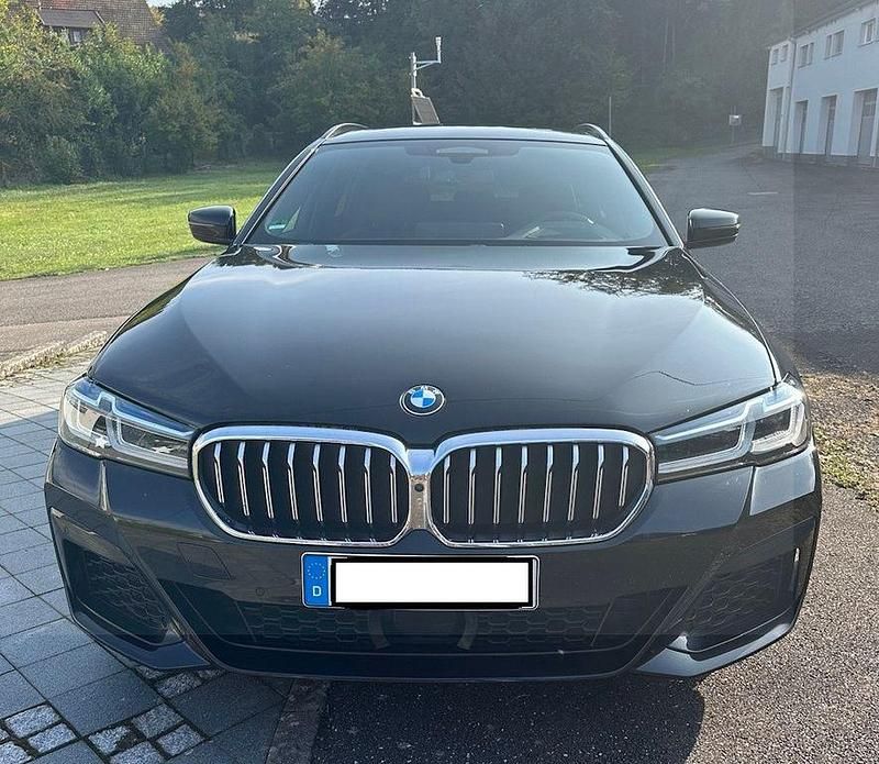 Schwarz Gebraucht 2023 BMW 540 Sport Line Kombi | 52.100 € (Fairer Preis) - Bild 1/4