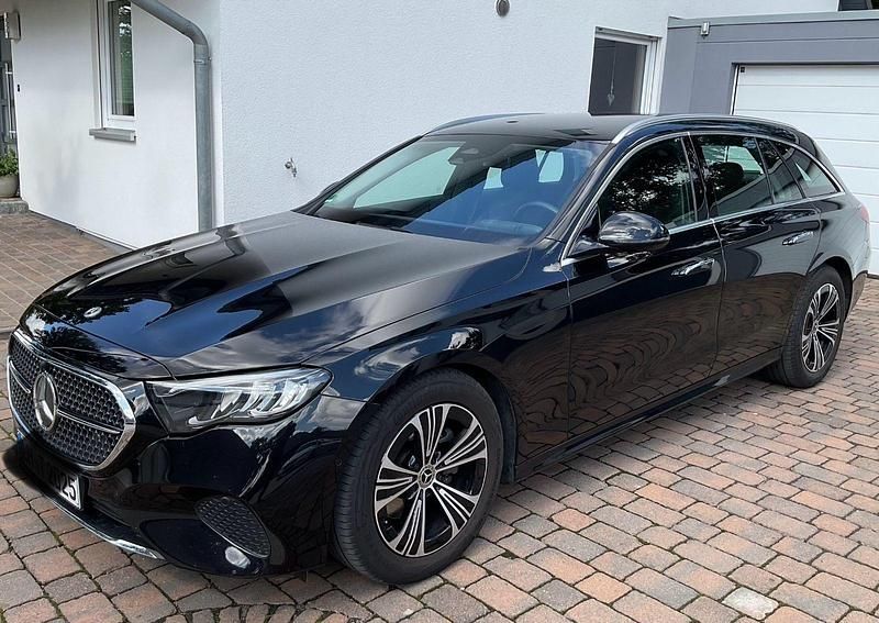 Schwarz Gebraucht 2023 Mercedes E220 Avantgarde Kombi | 43.990 € (Superpreis) - Bild 1/4