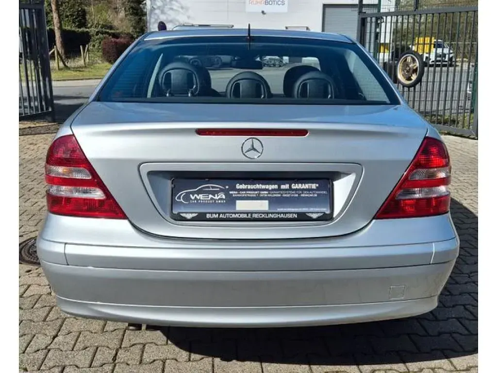 Gebraucht Mercedes 180 143 PS (105 kW) 2006 Iridiumsilber (metallic) Limousine