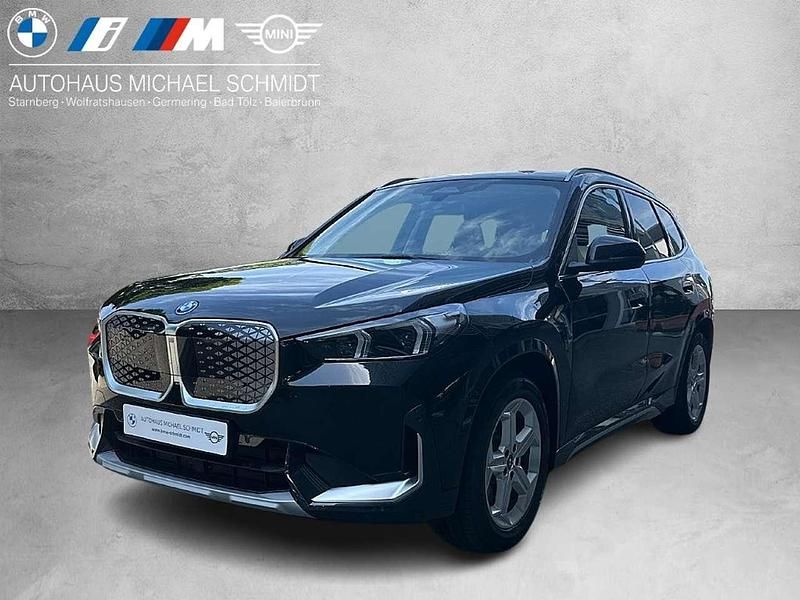 Black sapphire Neu 2025 BMW iX1 xLine SUV | 52.777 € (Guter Preis) - Bild 1/4