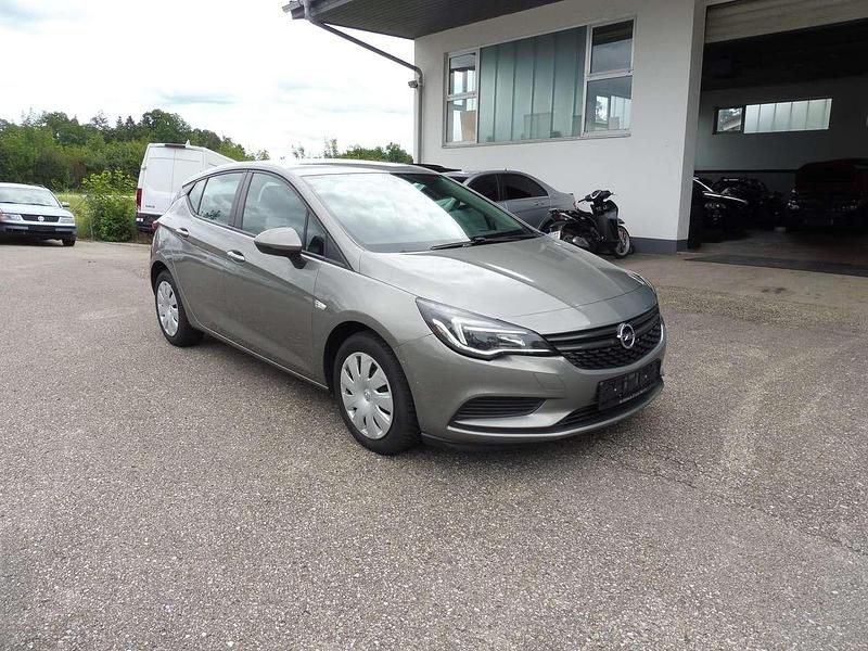 Cool beige Gebraucht 2017 Opel Astra Selection Kleinwagen | 6.499 € (Fairer Preis) - Bild 1/4