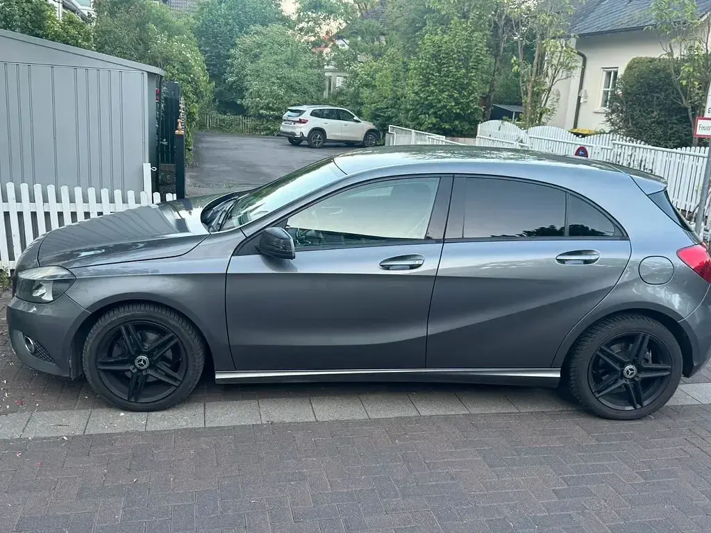 Używany Mercedes A180 129 KM (94 kW) 2012 Szary Sedan/Limuzyna