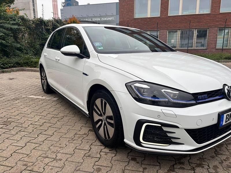 Weiß Gebraucht 2017 VW Golf VII GTE Limousine | 14.900 € (Guter Preis) - Bild 1/4