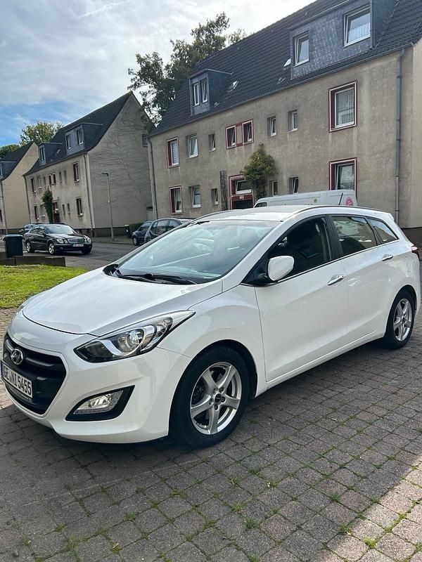Weiß Gebraucht 2016 Hyundai i30 Kombi | 9.000 € (Guter Preis) - Bild 1/4