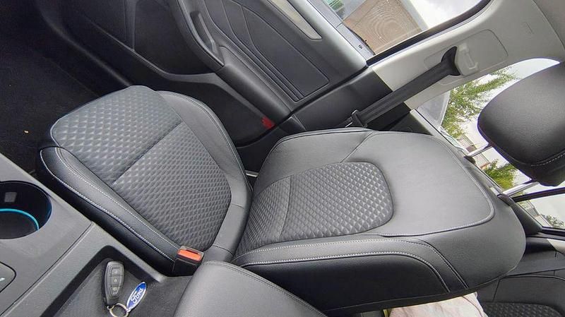 Używany Ford Focus Titanium X 120 KM (88 kW) 2020 Niebieski Sedan/Limuzyna