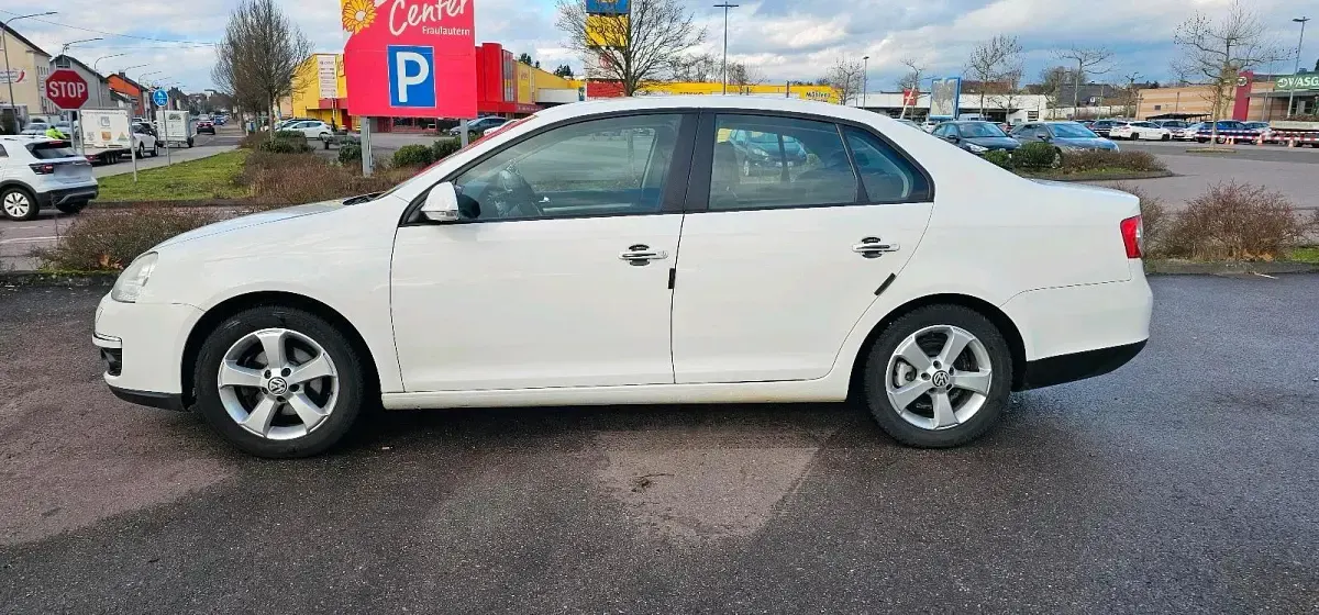 Gebraucht VW Jetta 105 PS (77 kW) 2010 Weiß Limousine