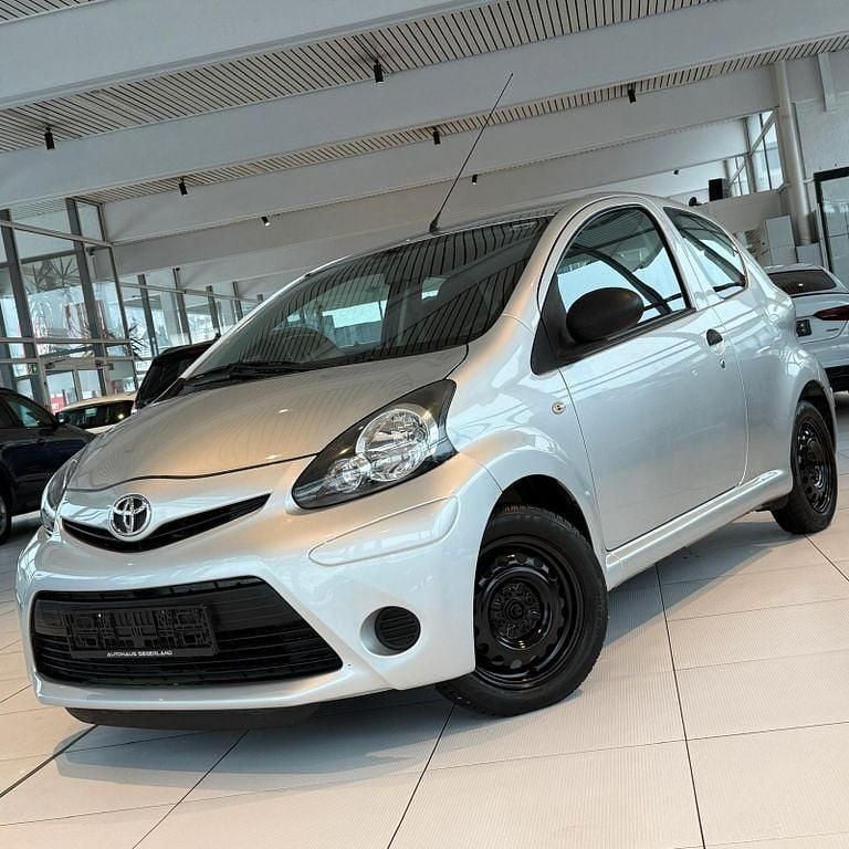 Silber Gebraucht 2012 Toyota Aygo Basis Kleinwagen | 4.991 € (Fairer Preis) - Bild 1/4