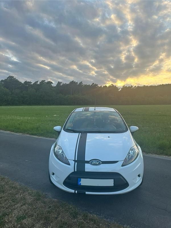 Weiß Gebraucht 2010 Ford Fiesta Kleinwagen | 4.000 € - Bild 1/4
