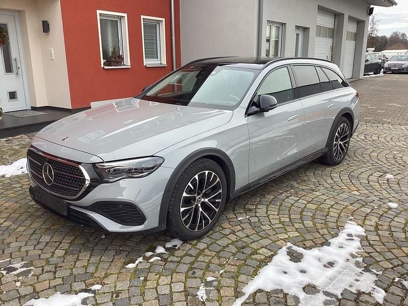Grau Gebraucht 2024 Mercedes E450 Limousine | 54.800 € - Bild 1/4