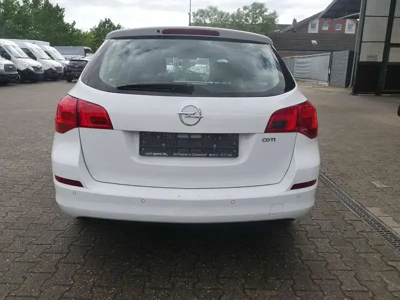 Używany Opel Astra Design Edition 110 KM (80 kW) 2012 Biały Kombi