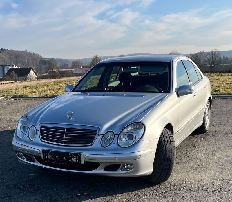 Silber Gebraucht 2003 Mercedes E320 Classic Limousine | 5.000 € (Fairer Preis) - Bild 1/4