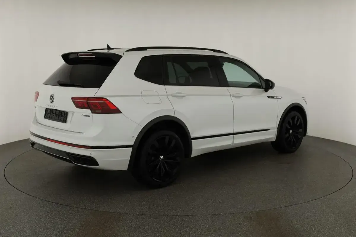 Gebraucht VW Tiguan Allspace R-line 190 PS (139 kW) 2023 Oryxweiß perlmutteffekt SUV