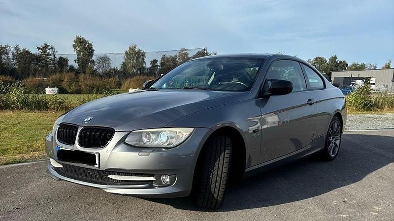 Grau Gebraucht 2010 BMW 320 Sport Line Coupé | 5.830 € (Superpreis) - Bild 1/4