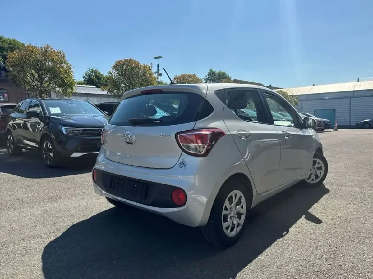 Gebraucht Hyundai i10 67 PS (49 kW) 2020 Sleek silver / met Kleinwagen
