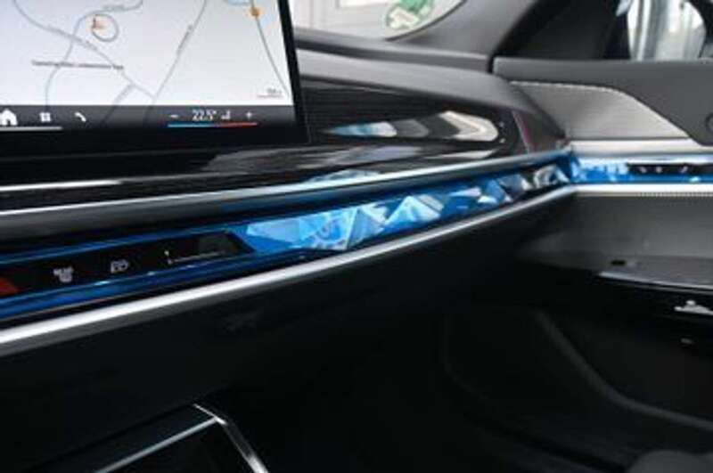 Gebraucht BMW 740 Sport Line 286 PS (210 kW) 2024 Saphirschwarz metallic Limousine