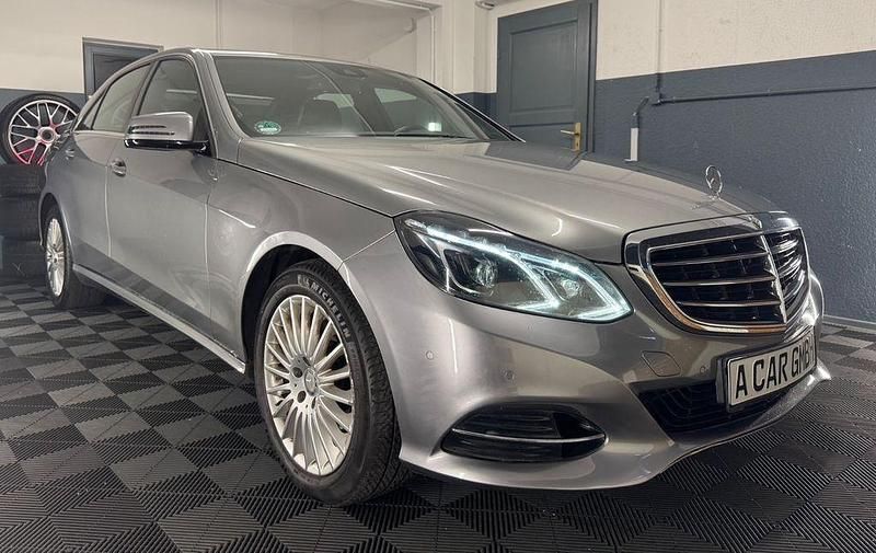 Silber Gebraucht 2013 Mercedes E300 Limousine | 15.990 € (Fairer Preis) - Bild 1/4