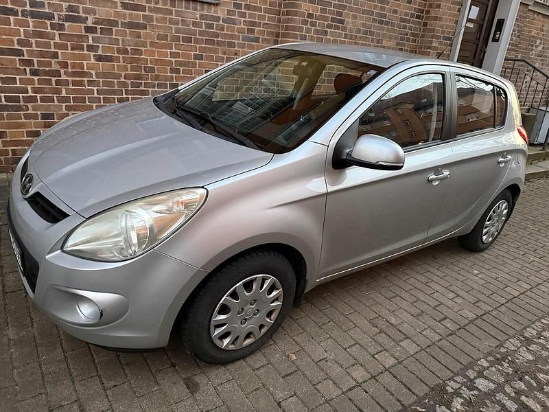 Grau Gebraucht 2011 Hyundai i20 Style Kleinwagen | 2.200 € (Guter Preis) - Bild 1/4