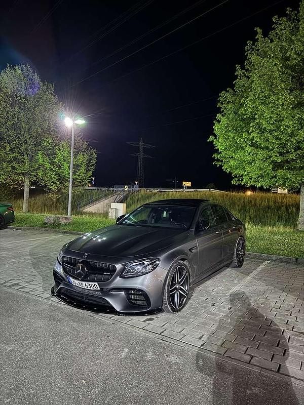 Grau Gebraucht 2018 Mercedes E63 AMG AMG Limousine | 65.000 € - Bild 1/4
