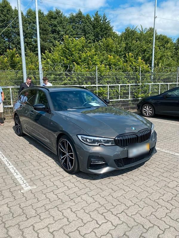 Grau Gebraucht 2020 BMW 320 M Sport Kombi | 21.200 € (Fairer Preis) - Bild 1/4