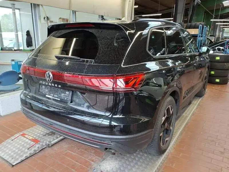Gebraucht VW Touareg Basis 231 PS (169 kW) 2024 Schwarz SUV