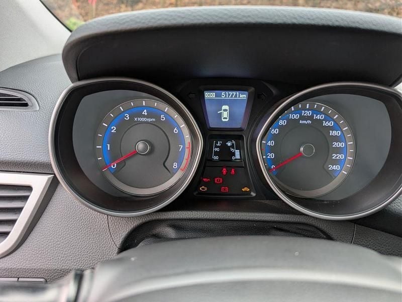 Grau Gebraucht 2016 Hyundai i30 YES! Silver Limousine | 8.300 € (Superpreis) - Bild 1/1