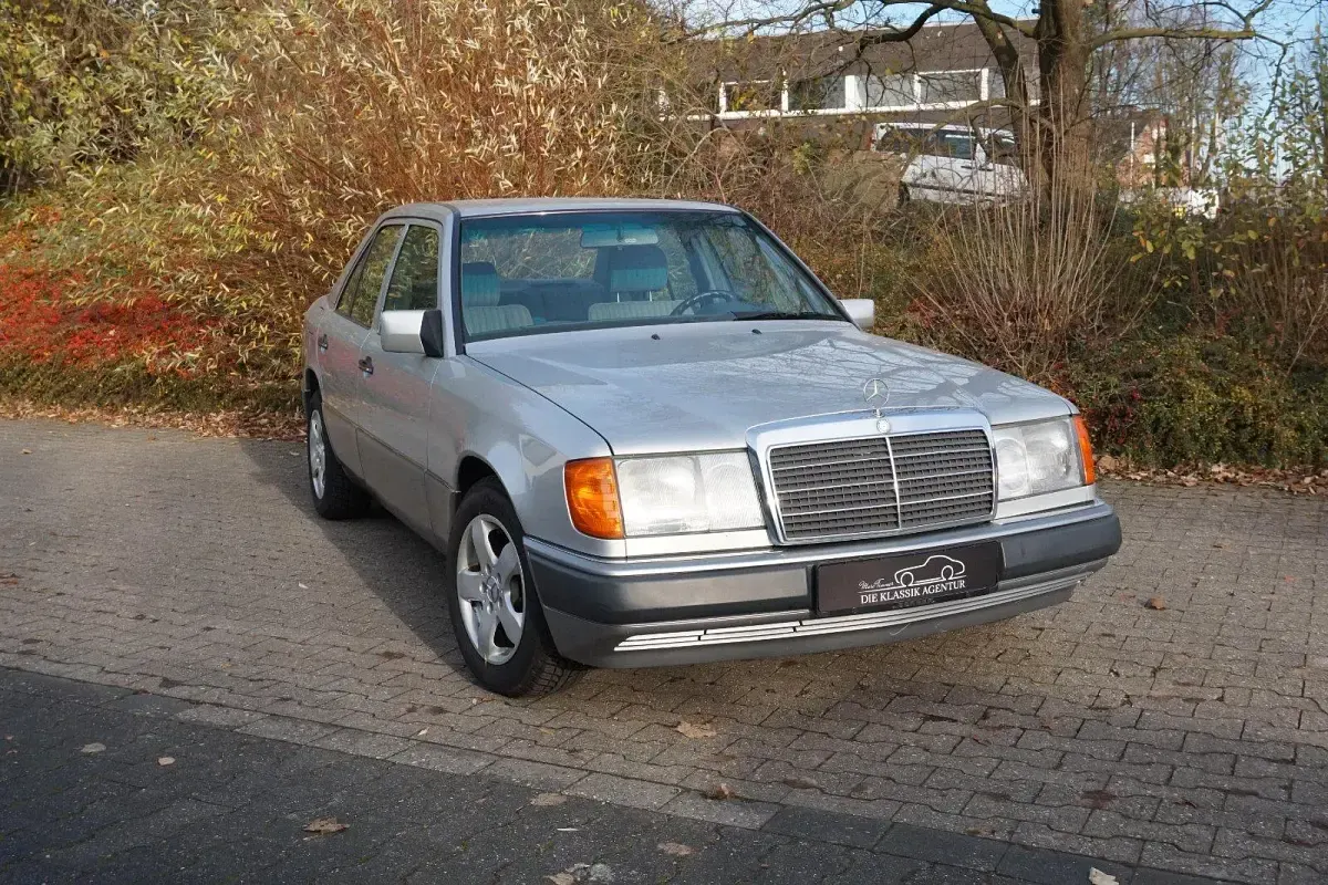 Gebraucht Mercedes E220 150 PS (110 kW) 1992 Silber Limousine