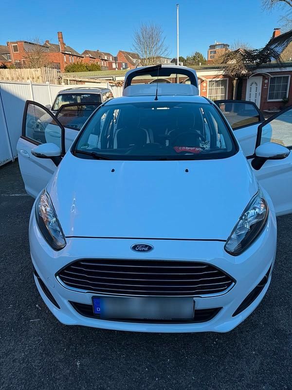 Weiß Gebraucht 2014 Ford Fiesta Kleinwagen | 6.000 € - Bild 1/4