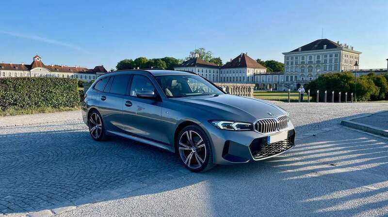 Grau Gebraucht 2023 BMW 330e Comfort Edition Kombi | 42.500 € (Fairer Preis) - Bild 1/4