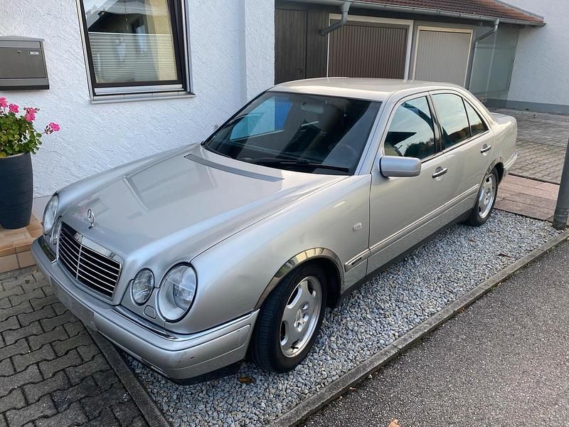 Silber Gebraucht 1997 Mercedes E230 Avantgarde Limousine | 1.650 € - Bild 1/4