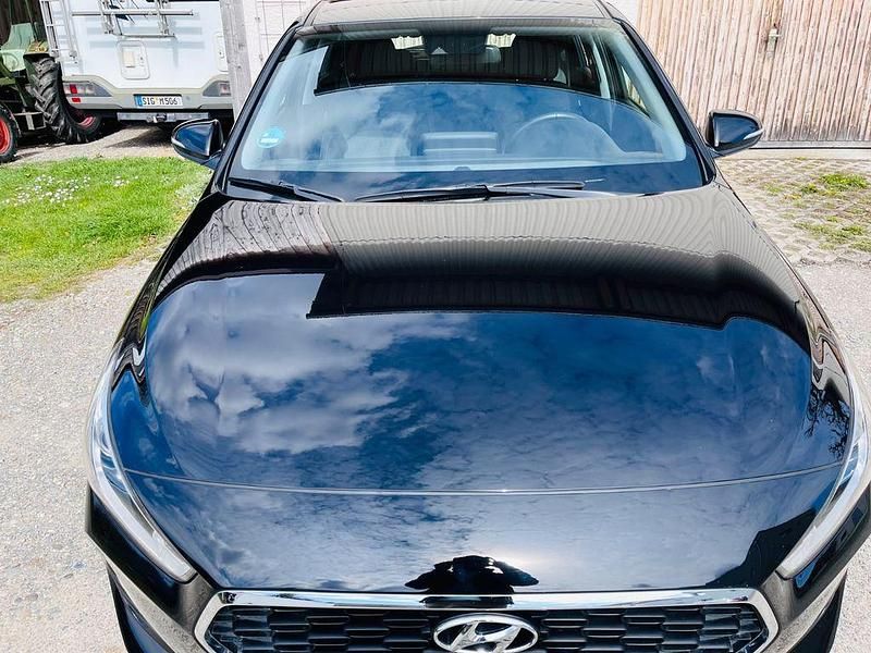 Gebraucht Hyundai i30 Select 99 PS (72 kW) 2018 Schwarz Limousine