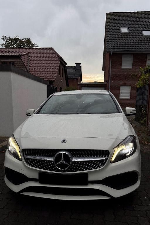 Weiß Gebraucht 2018 Mercedes A180 AMG line Limousine | 18.999 € (Superpreis) - Bild 1/4