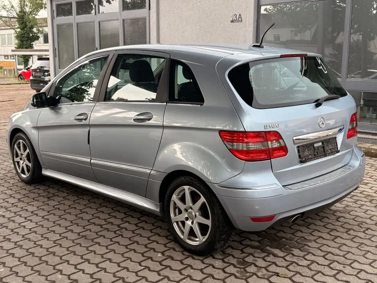 Gebraucht Mercedes B180 116 PS (85 kW) 2010 Blau Van / Kleinbus