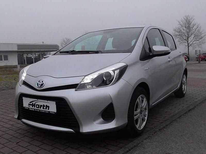 Gebraucht Toyota Yaris Hybrid 75 PS (55 kW) 2013 Silver metallic Kleinwagen