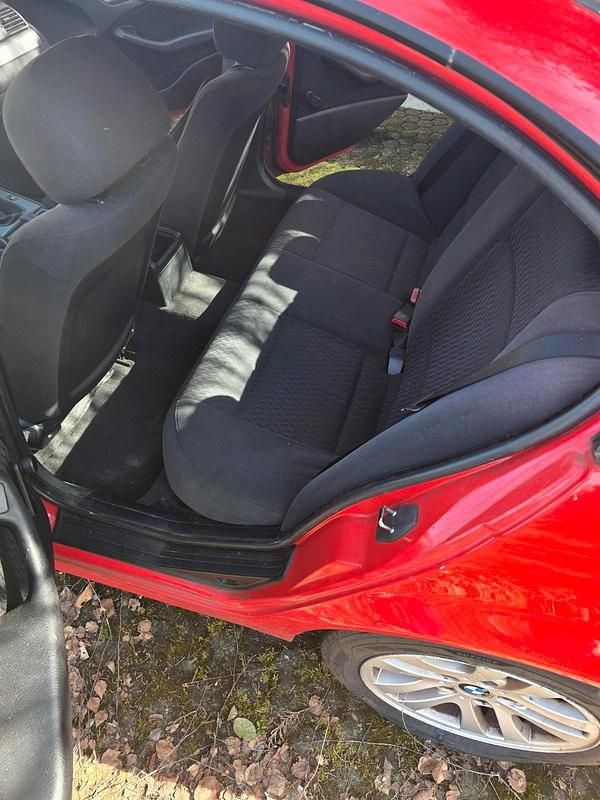 Gebraucht BMW 318 120 PS (88 kW) 1997 Rot Limousine