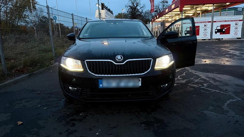 Schwarz Gebraucht 2013 Skoda Octavia Limousine | 8.299 € (Guter Preis) - Bild 1/4