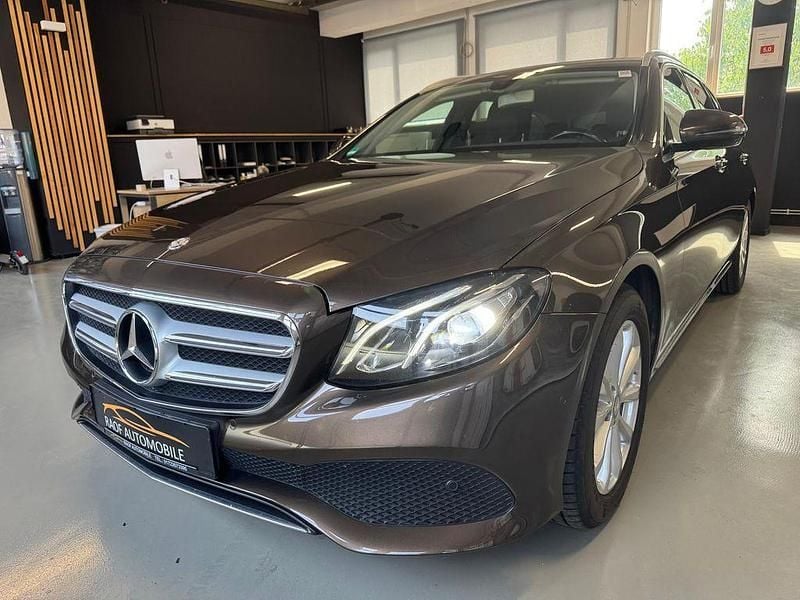 Braun Gebraucht 2017 Mercedes E220 Limousine | 22.999 € (Guter Preis) - Bild 1/4