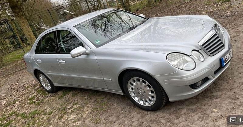 Silber Gebraucht 2007 Mercedes E200 Classic Limousine | 8.300 € (Fairer Preis) - Bild 1/4