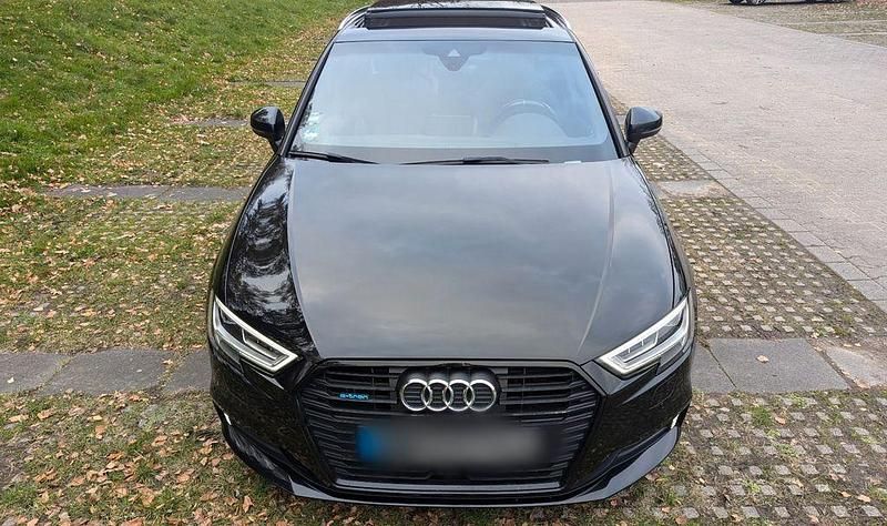 Schwarz Gebraucht 2018 Audi A3 Sportback e-tron Sport Kleinwagen | 17.500 € (Etwas zu teuer) - Bild 1/4