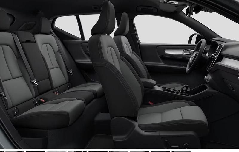 Neu Volvo XC40 Plus 163 PS (119 kW) 2025 Grau SUV