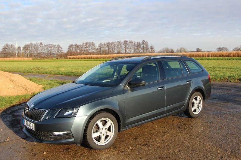 Grau Gebraucht 2019 Skoda Octavia Sport Kombi | 14.750 € (Superpreis) - Bild 1/4
