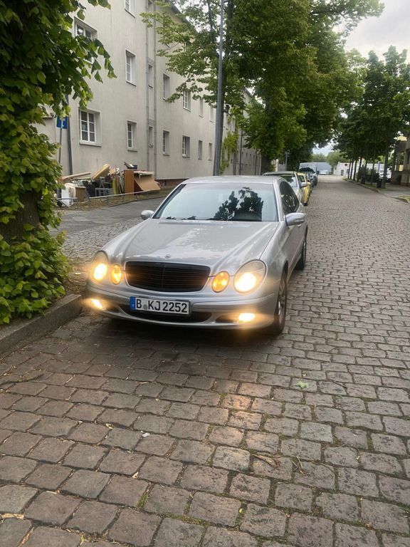 Silber Gebraucht 2003 Mercedes E220 Classic Limousine | 3.400 € (Fairer Preis) - Bild 1/4