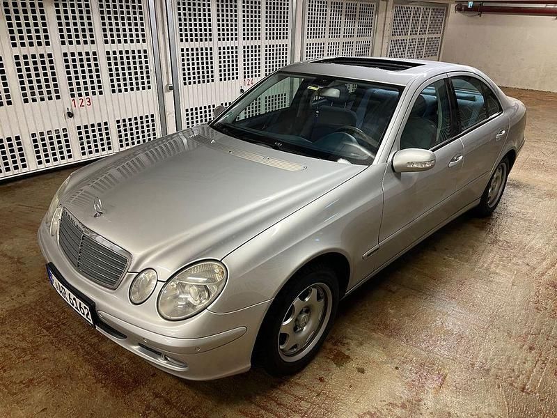 Silber Gebraucht 2005 Mercedes E200 Classic Limousine | 4.850 € (Fairer Preis) - Bild 1/4