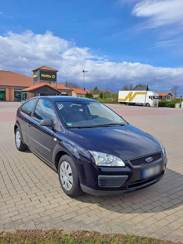 Blau Gebraucht 2005 Ford Focus Ambiente Coupé | 2.290 € (Teuer) - Bild 1/4