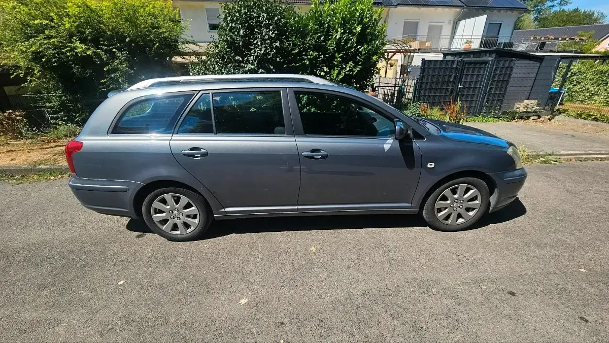 Gebraucht Toyota Avensis 129 PS (94 kW) 2004 Grau Kombi