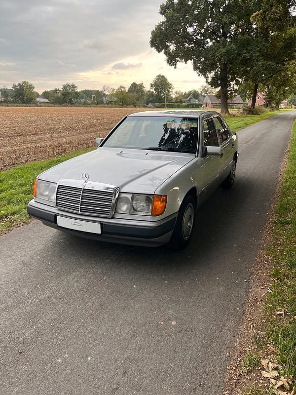 Silber Gebraucht 1990 Mercedes E200 Limousine | 5.999 € - Bild 1/4