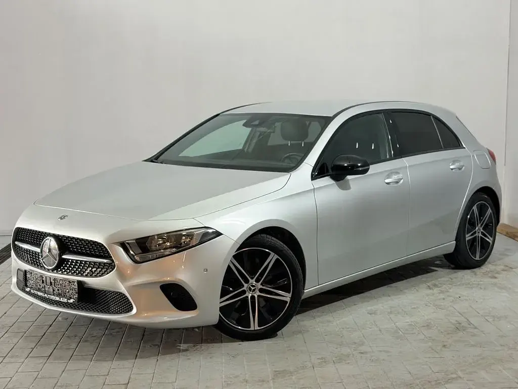 Gebraucht Mercedes A200 Night 150 PS (110 kW) 2022 Silber Limousine